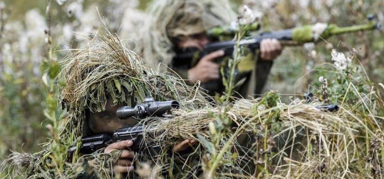На Донбасі поранили українського воїна, "Л/ДНР" стріляли з гранатометів і гармат